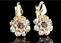 luxury earrings in the shape of a flower with diamonds 472 | 3D