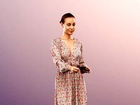 Carolin 13502 - Standing Woman Paying