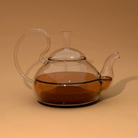 Glass kettle with cap