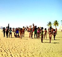 beach crownd extras for far shots