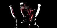 Splitting wine glass