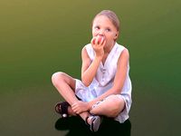 Lilly 10251 - Sitting eating Girl