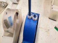 Thumbscrew bolt head for flanged axle