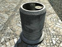 Rubbish bin concrete