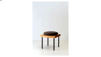 Banco Cauê (pés na cor preta) (Stool) - Estúdio Dentro