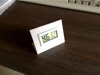 Hygro- thermometer stand by petieken