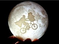 E.T. across the moon litophane by AndresMF