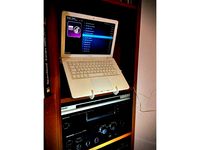 Macbook Shelf-Stand Unibody White 13" by willie42