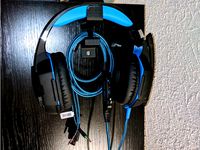 Simple Wall Hanger for Headsets by blecheimer
