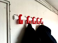 Extendable wall-mounted coatrack "Issy" with movable hooks by Mauritsio