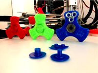 Fidget spinner with interchangeable tags by vinjegaard