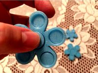 Fidget Flower print-in-place by craeen