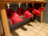 Glove hanger by Juonio