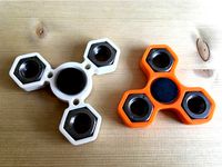Fidget Hand triple Spinner with 3xM14 hex nuts by Inertie_3D