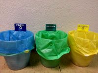 Recycling Signs For Standard Trash Can (In Spanish) by protoidea