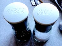 Lid for upsidedown salt and pepper grinders, in Danish. by Kaidk