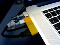 MacBook Pro 15 Retina cable dock by soexpired