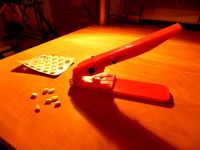 Pill splitter with anti finger cut off protection  by RobPRINT
