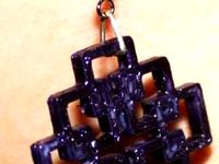 Daily earring #2: Kastenkreuz / Facettenkreuz (Box cross) by Schorhr