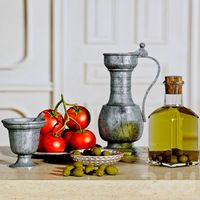 Olive and oil decorative set